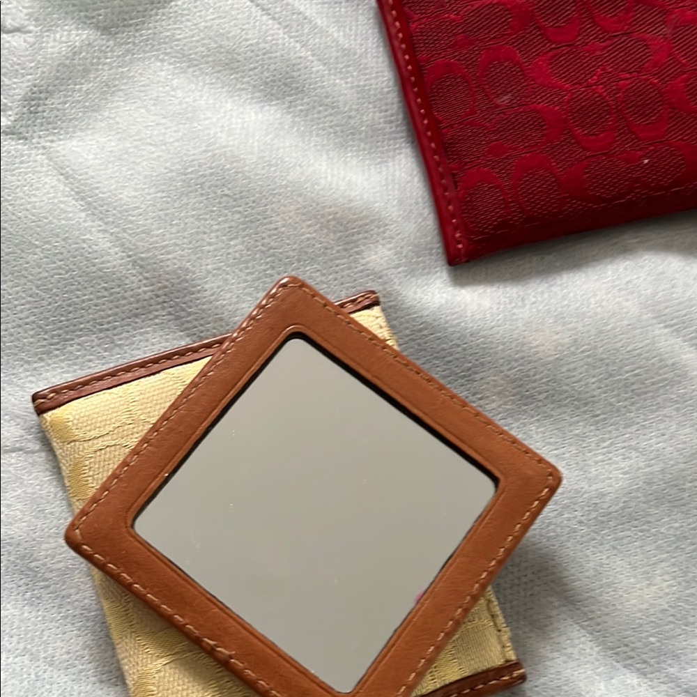 🪞 ❤️🤍💙Coach Brown & Gold or red vintage Compact Mirror 🪞 ❤️🤍💙2/$50 or $30 each - Picture 2 of 5